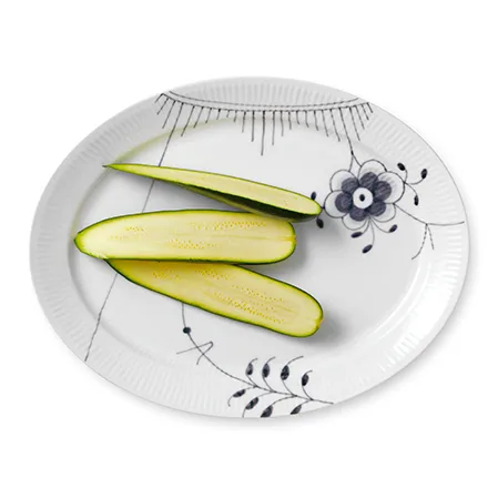 Black Fluted Mega -tarjoiluvati, musta ovaali, 33 cm Royal Copenhagen