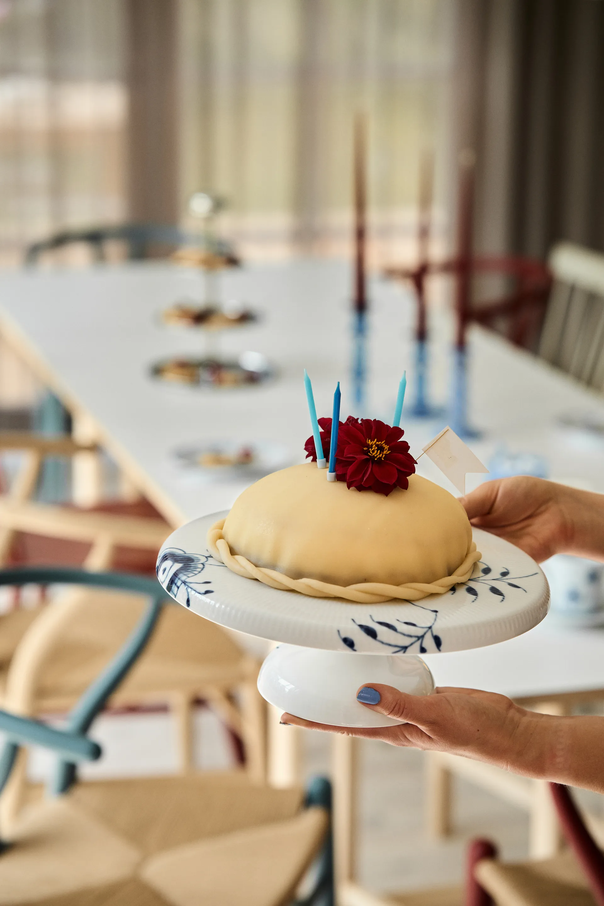 Blue Fluted Mega -lautanen jalalla, 29,5 cm Royal Copenhagen