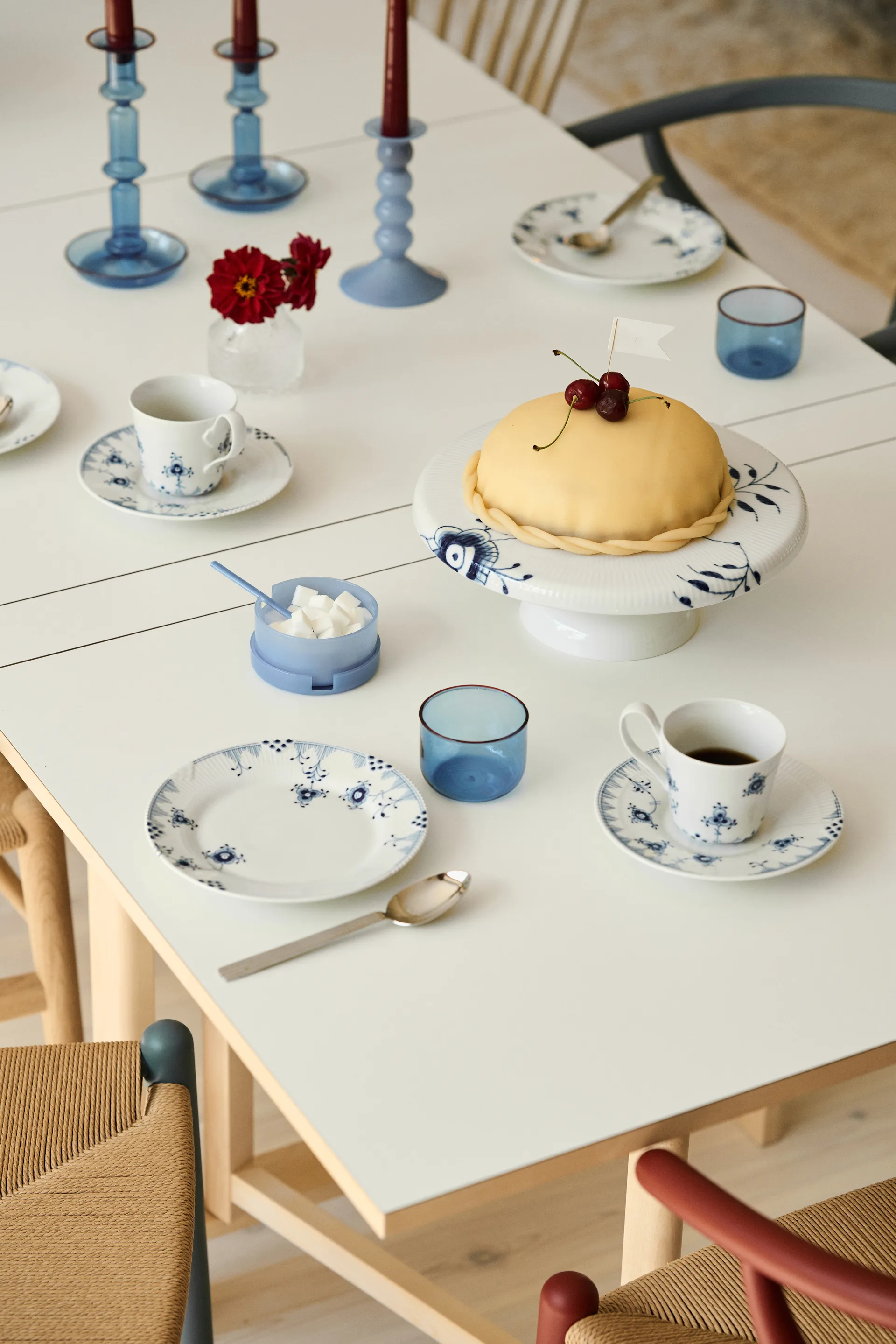 Blue Fluted Mega -lautanen jalalla, 29,5 cm Royal Copenhagen