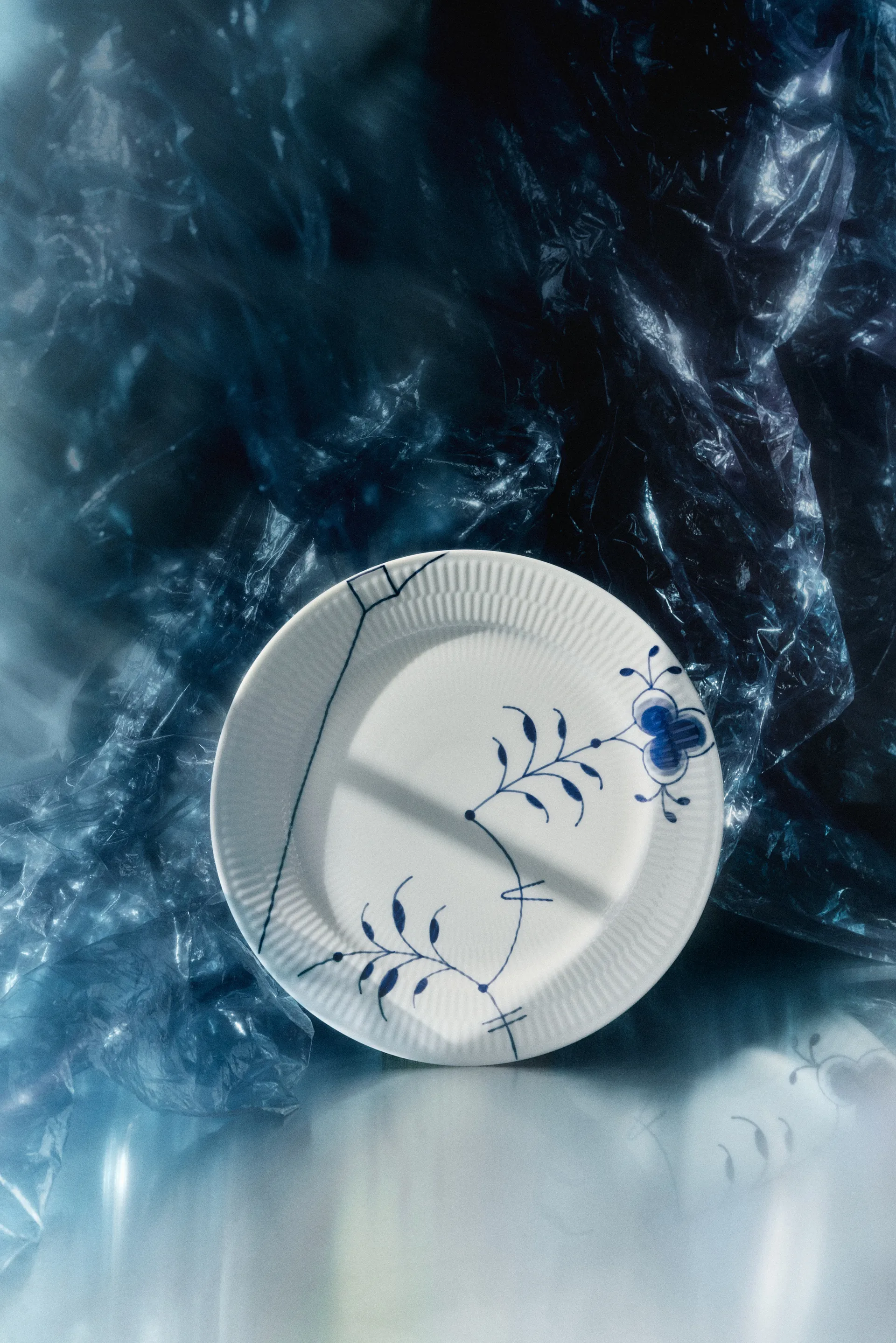 Blue Fluted Mega Limited Edition lautanen Ø27 cm, White-blue Royal Copenhagen