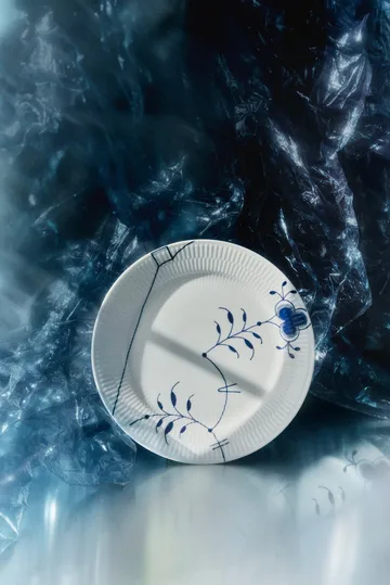 Blue Fluted Mega Limited Edition lautanen Ø27 cm - White-blue - Royal Copenhagen