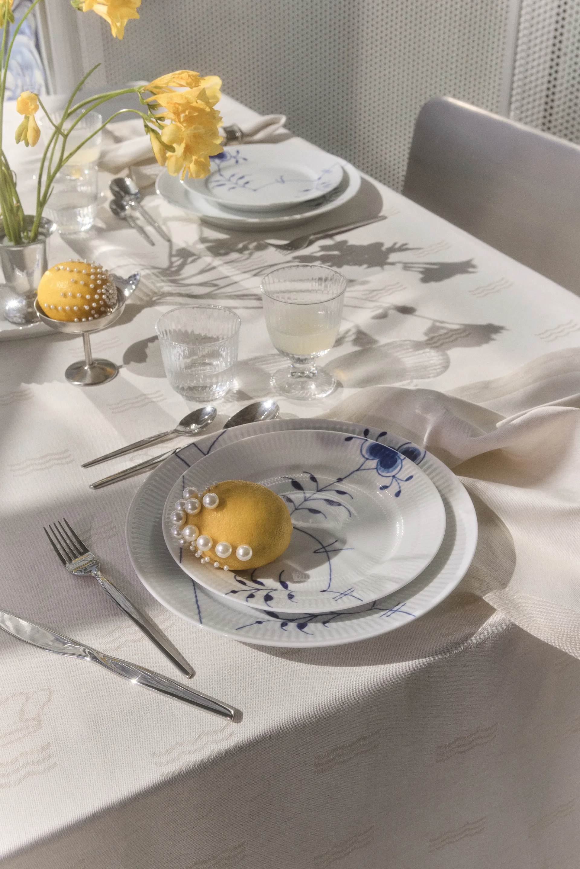 Blue Fluted Mega Limited Edition lautanen Ø27 cm, White-blue Royal Copenhagen