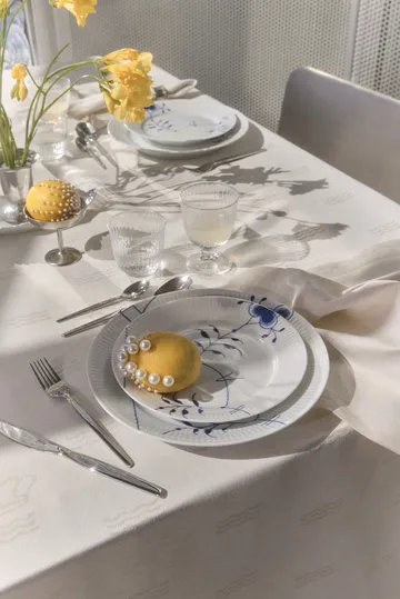 Blue Fluted Mega Limited Edition lautanen Ø27 cm - White-blue - Royal Copenhagen