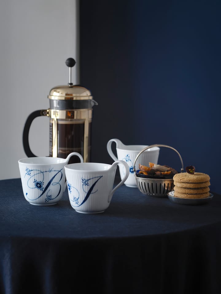 Blue Fluted Plain Alphabet -muki 33 cl, O Royal Copenhagen