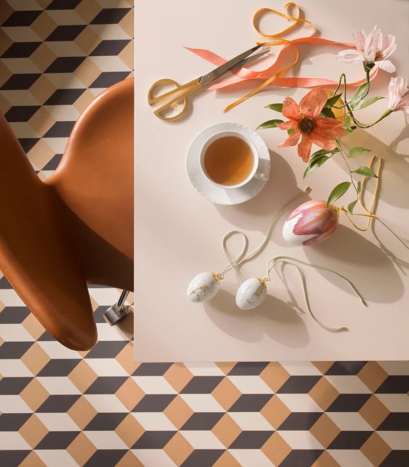 Royal Copenhagen -pääsiäismuna 2022 6 cm 2 osaa, Runoilijan pääsiäislilja nuppu & terälehti Royal Copenhagen