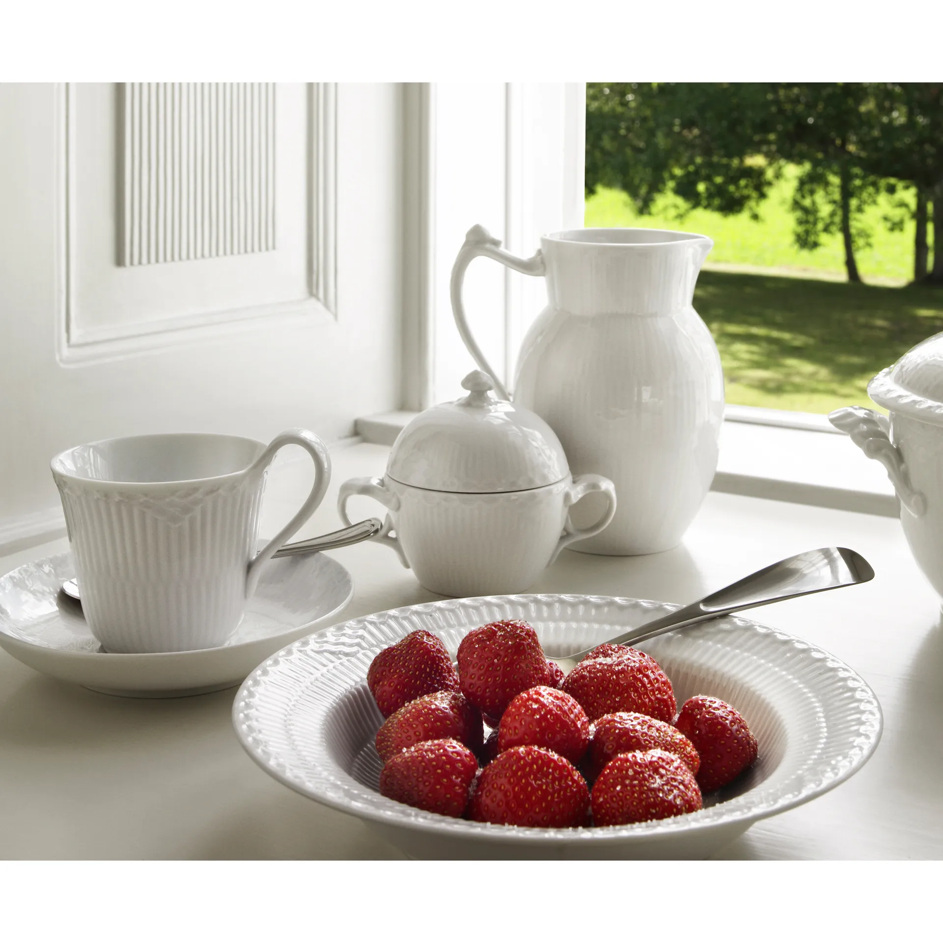 White Fluted Half Lace -sokerikko kannella, 20 cl Royal Copenhagen