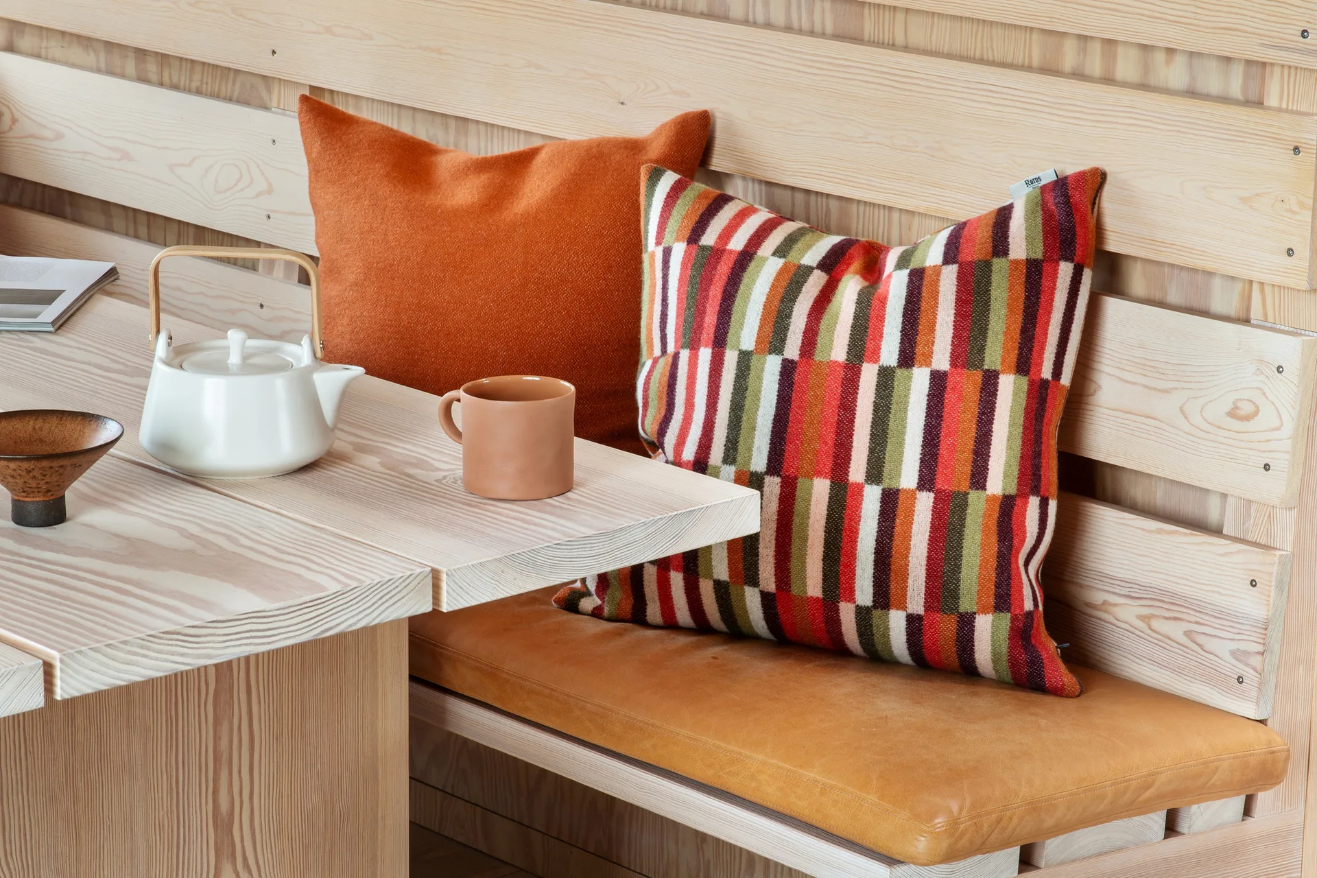 Ida tyyny 50x50 cm, Red shades Røros Tweed