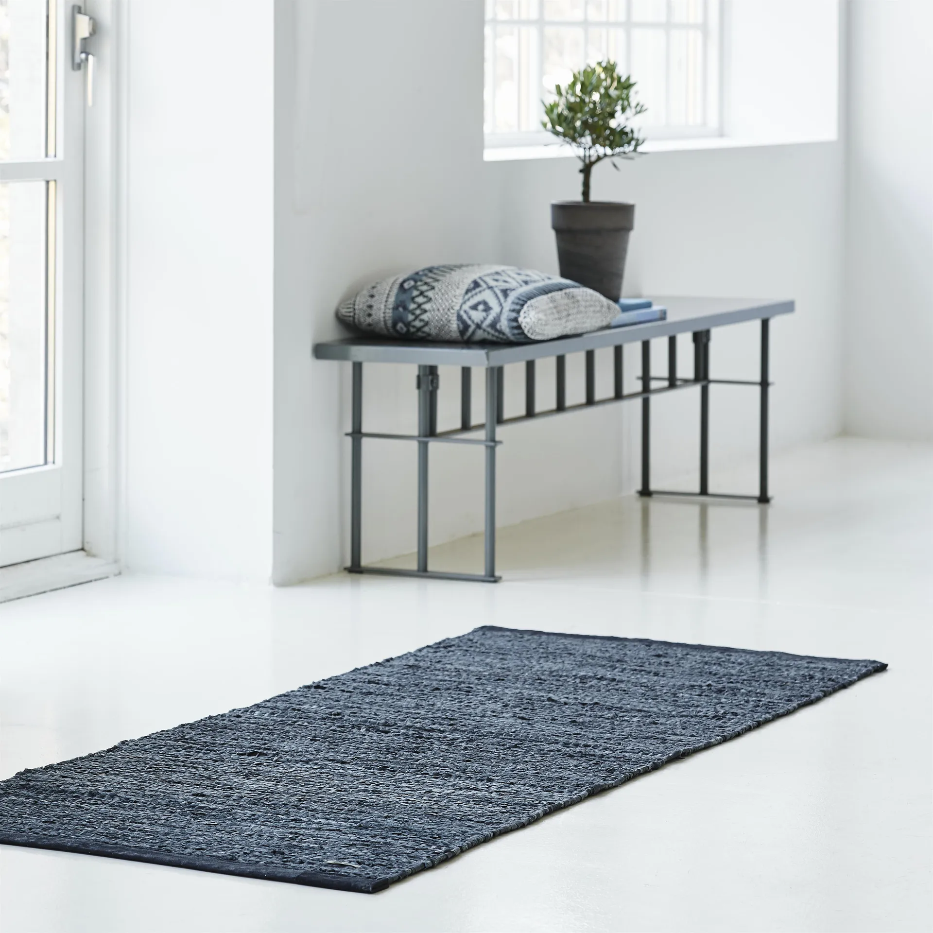 Leather matto 60 x 90 cm, dark grey (tummanharmaa) Rug Solid