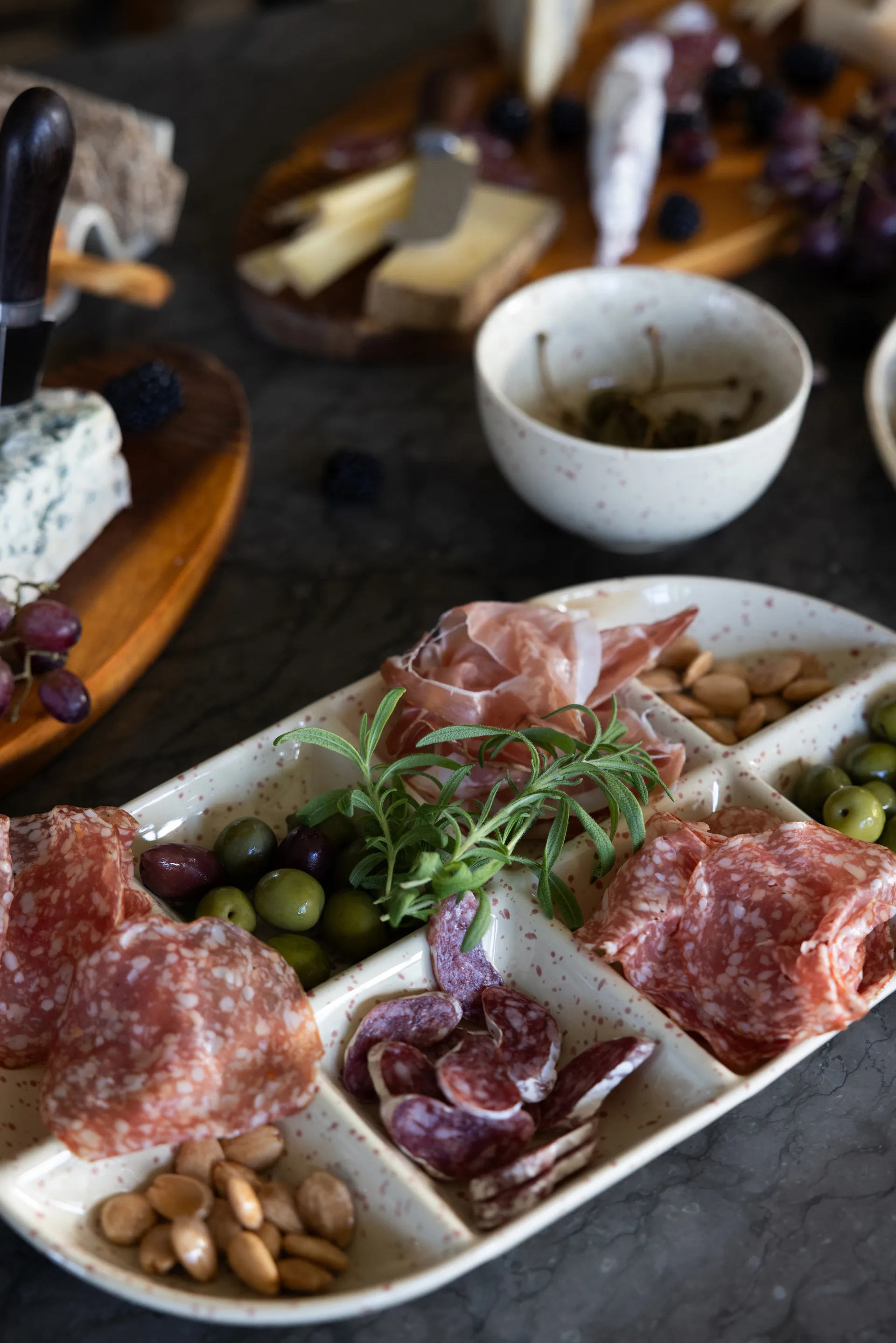 Ditte tarjoiluvati suuri 20x36 cm, Beige-viininpunainen Sagaform