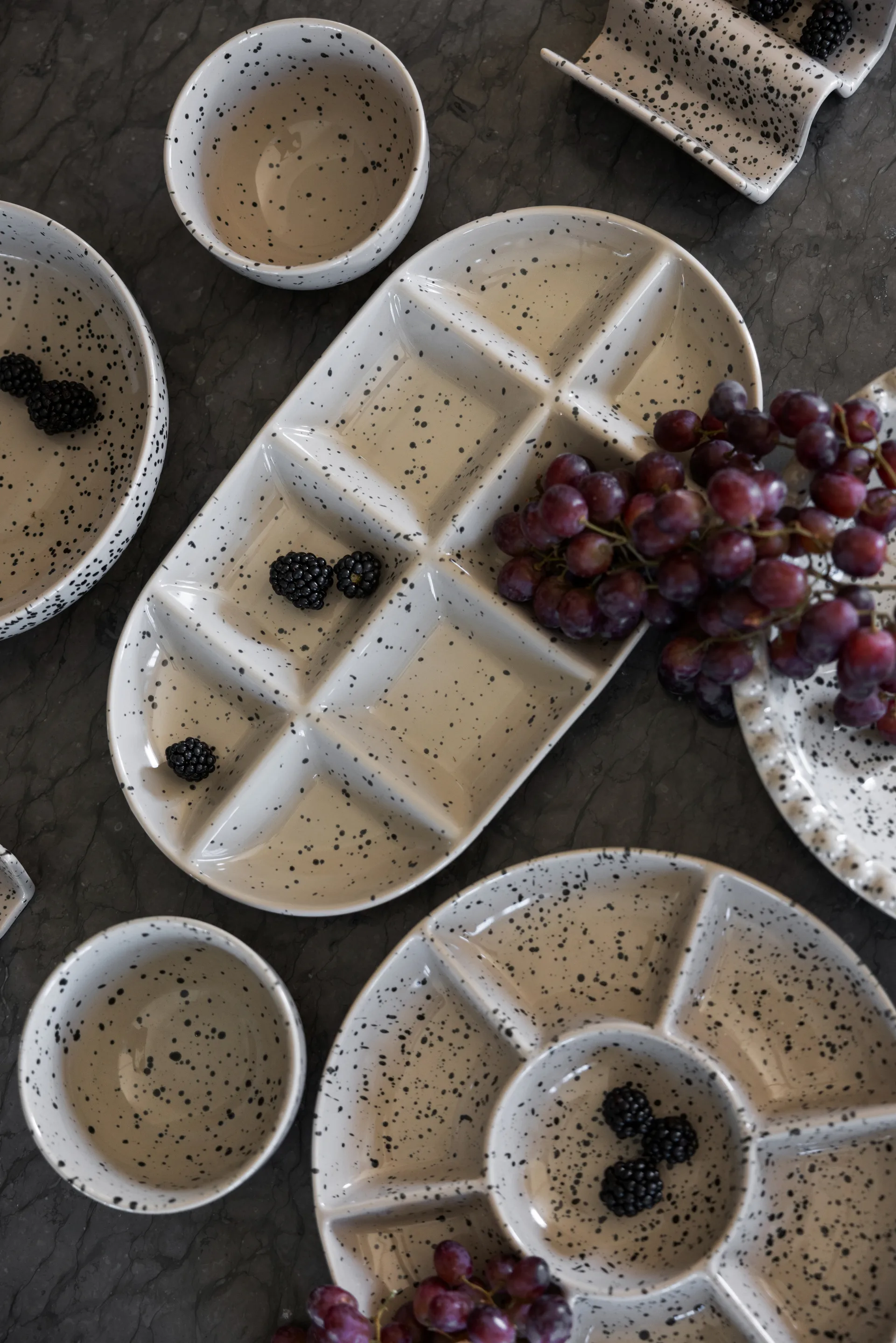 Ditte tarjoiluvati suuri 20x36 cm, Harmaa-musta Sagaform