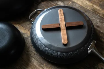 Satake magneettinen pannunalunen - Pähkinäpuu - Satake