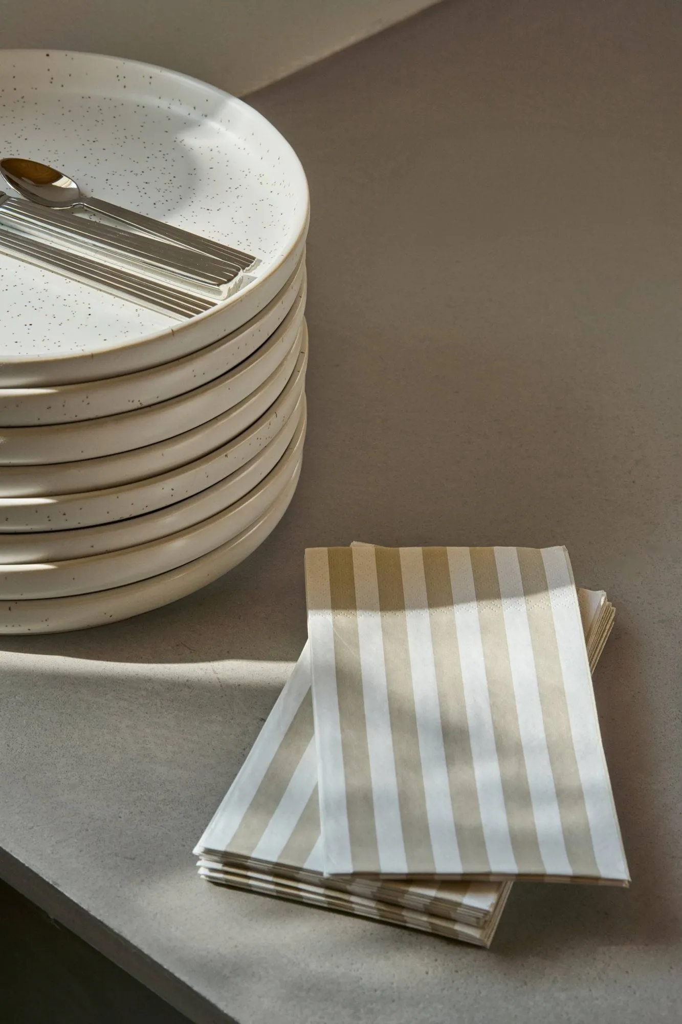 Bold Stripe paperiservetti, Valkoinen–beige, 15-pack, 33x40 cm Scandi Essentials