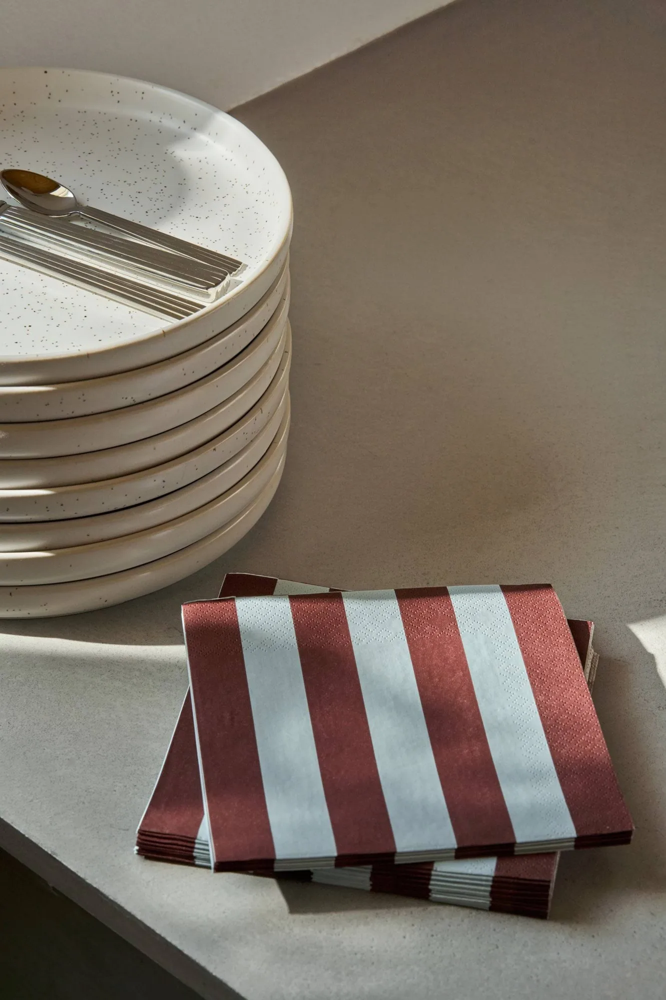 Bold Stripe paperiservetti, Viininpunainen-sininen, 20-pack, 33x33 cm Scandi Essentials