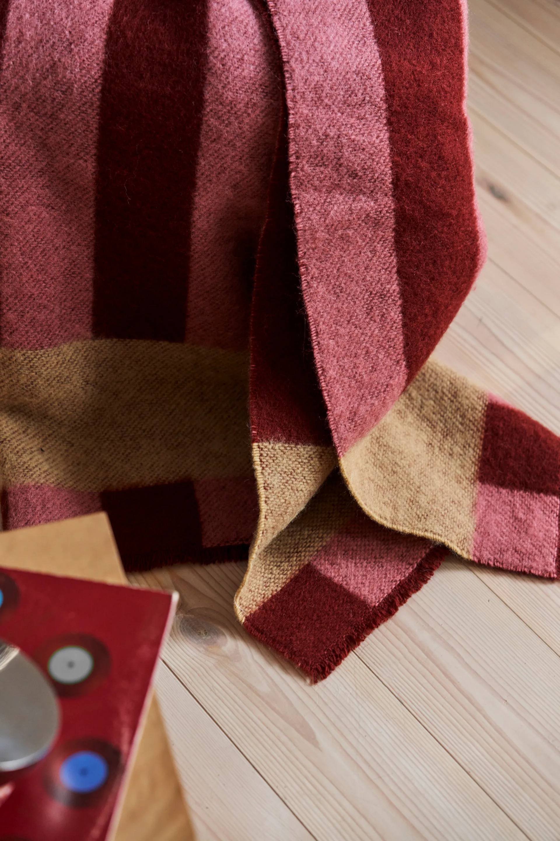 Aislesin villahuopa 130x180 cm, Punainen Scandi Living