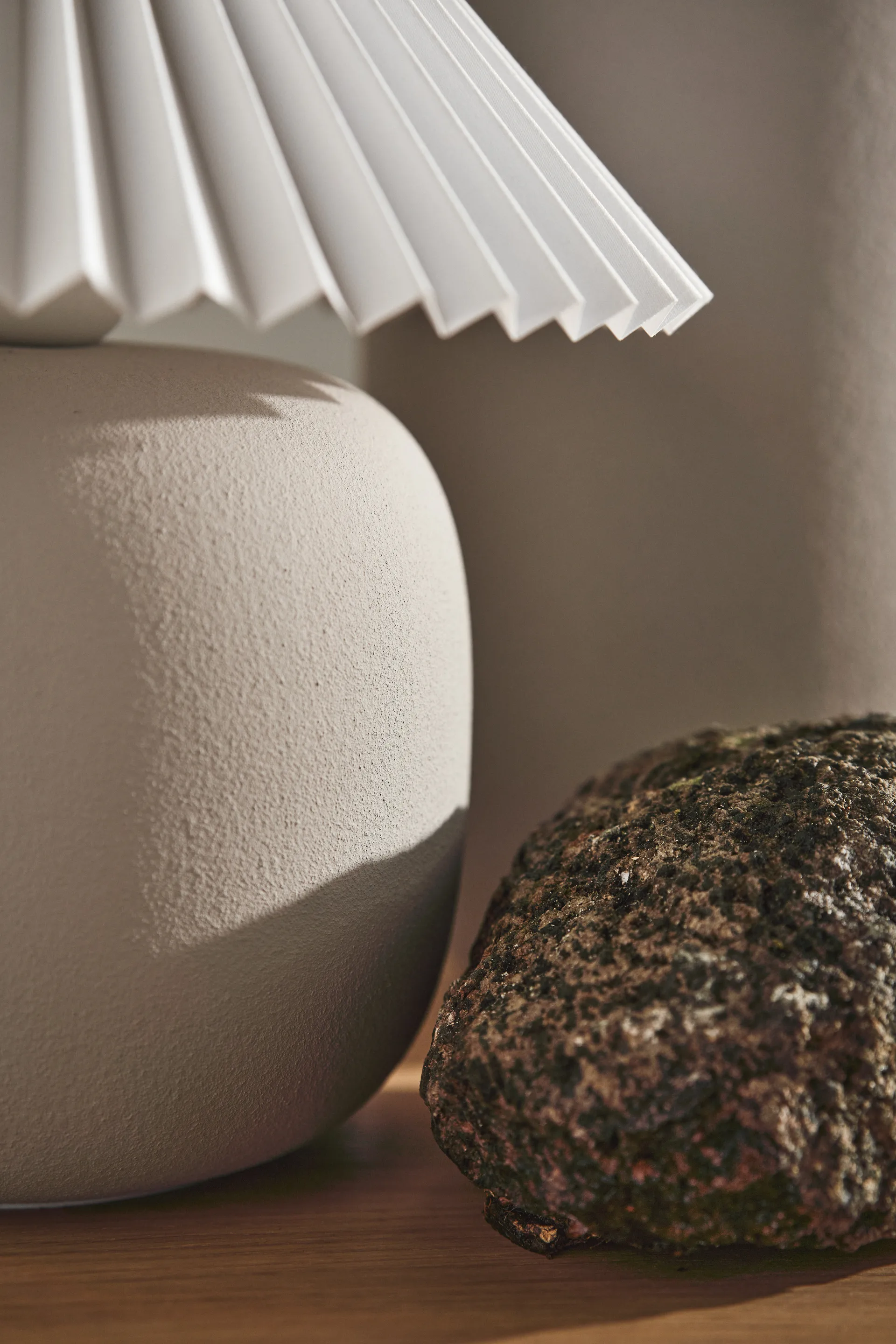 Boulder pöytävalaisin 29 cm beige-pleated white Scandi Living