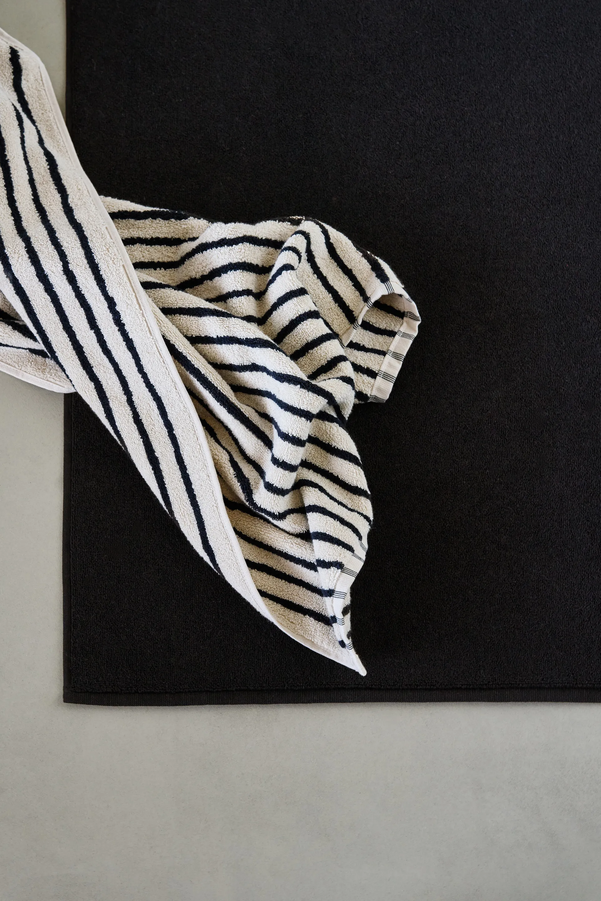 Drift kylpyhuonematto 50x70 cm, Musta Scandi Living