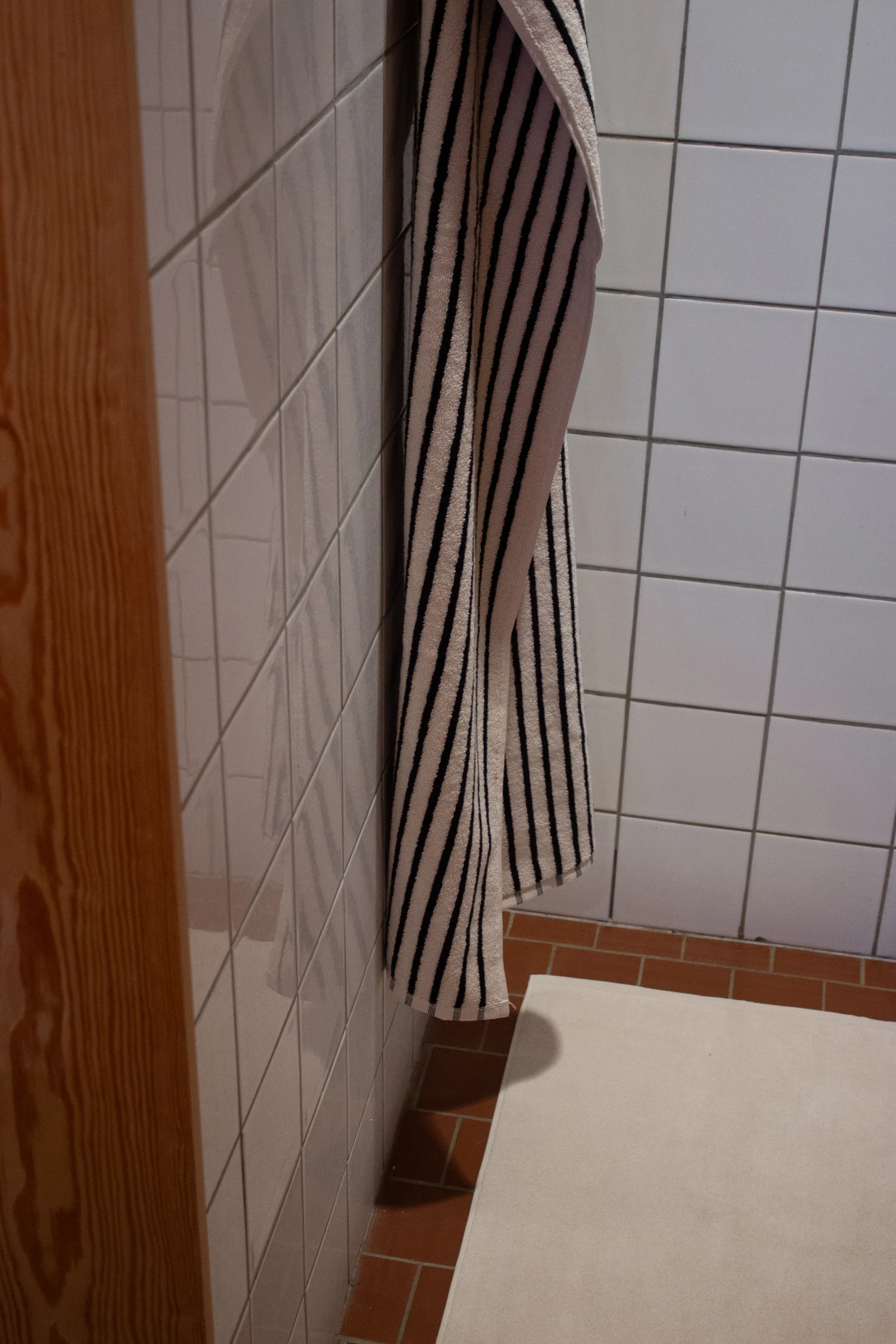 Drift kylpypyyhe 100x150 cm, Valkomusta Scandi Living