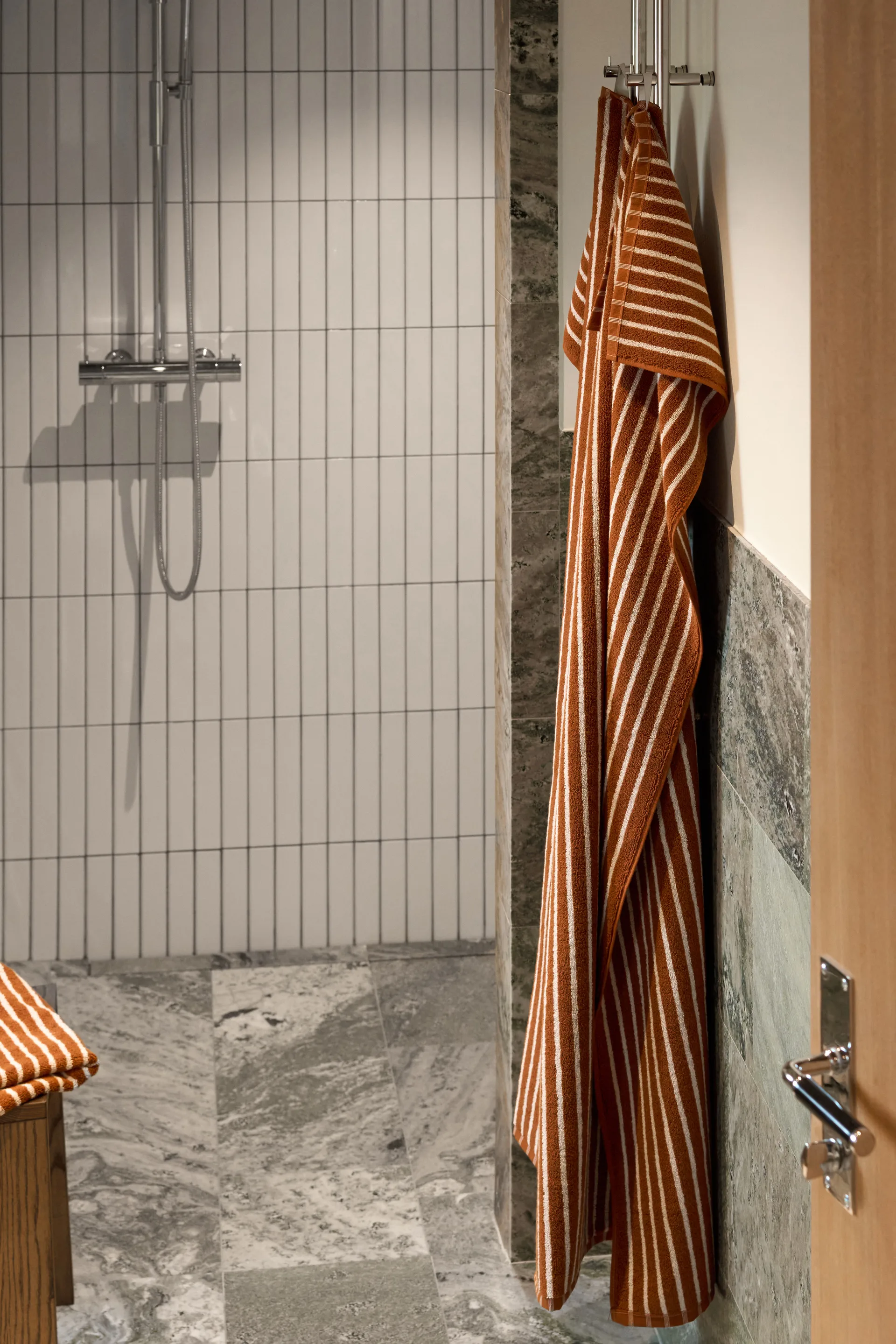 Drift kylpypyyhe 70x140 cm, Ruskea-valkoinen Scandi Living