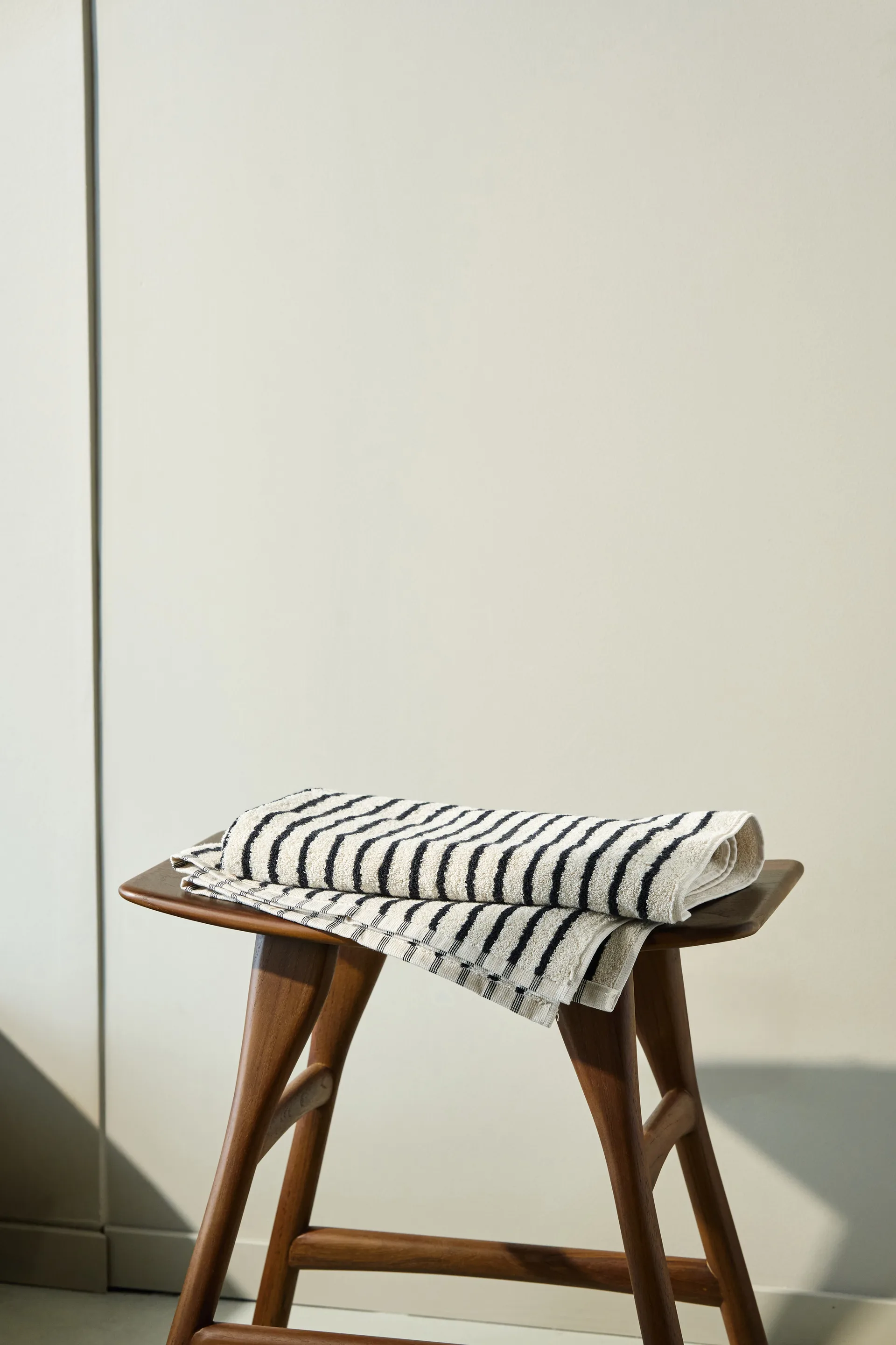 Drift kylpypyyhe 70x140 cm, Valko-musta Scandi Living