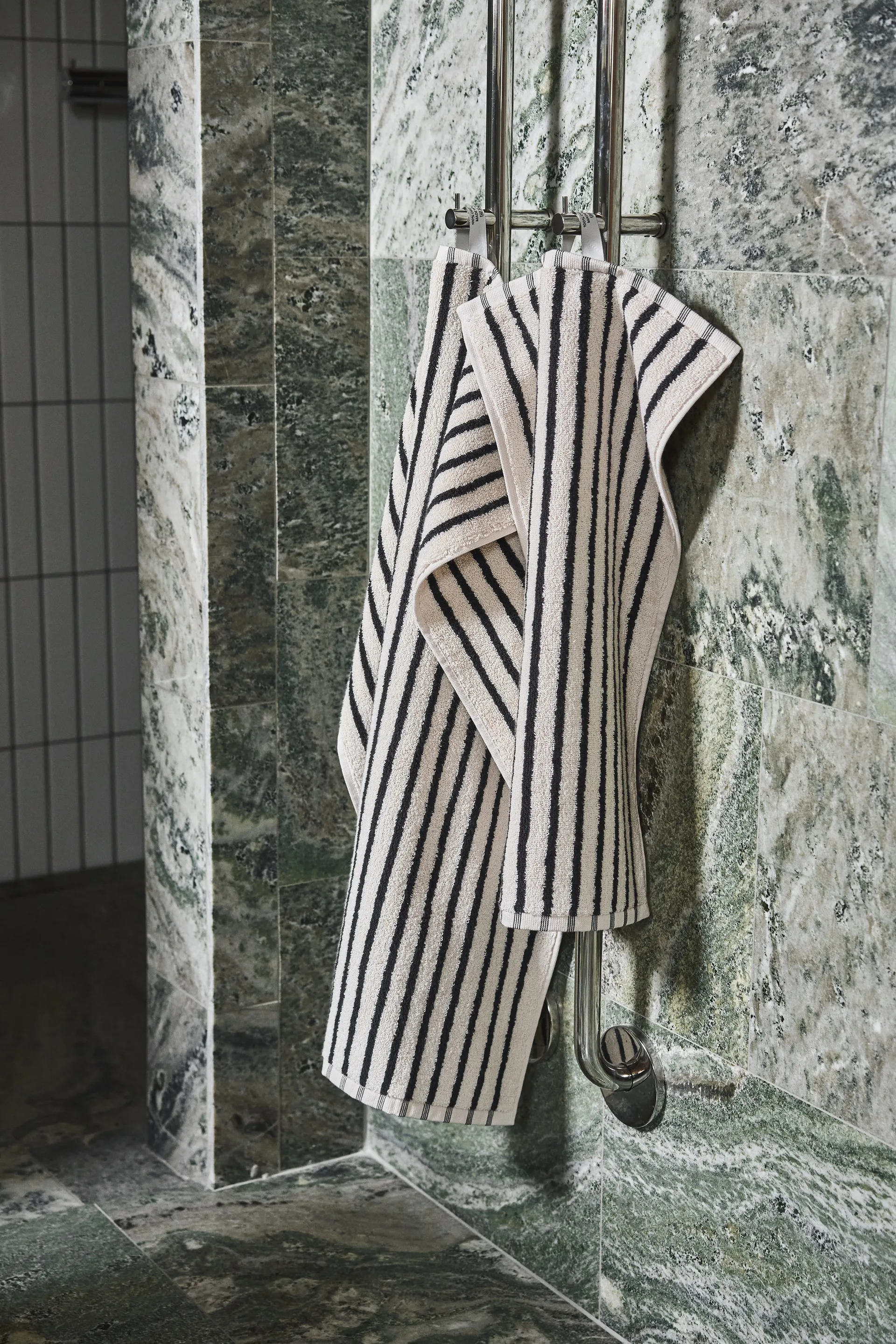 Drift pyyhe 30x50 cm, Valko-musta Scandi Living