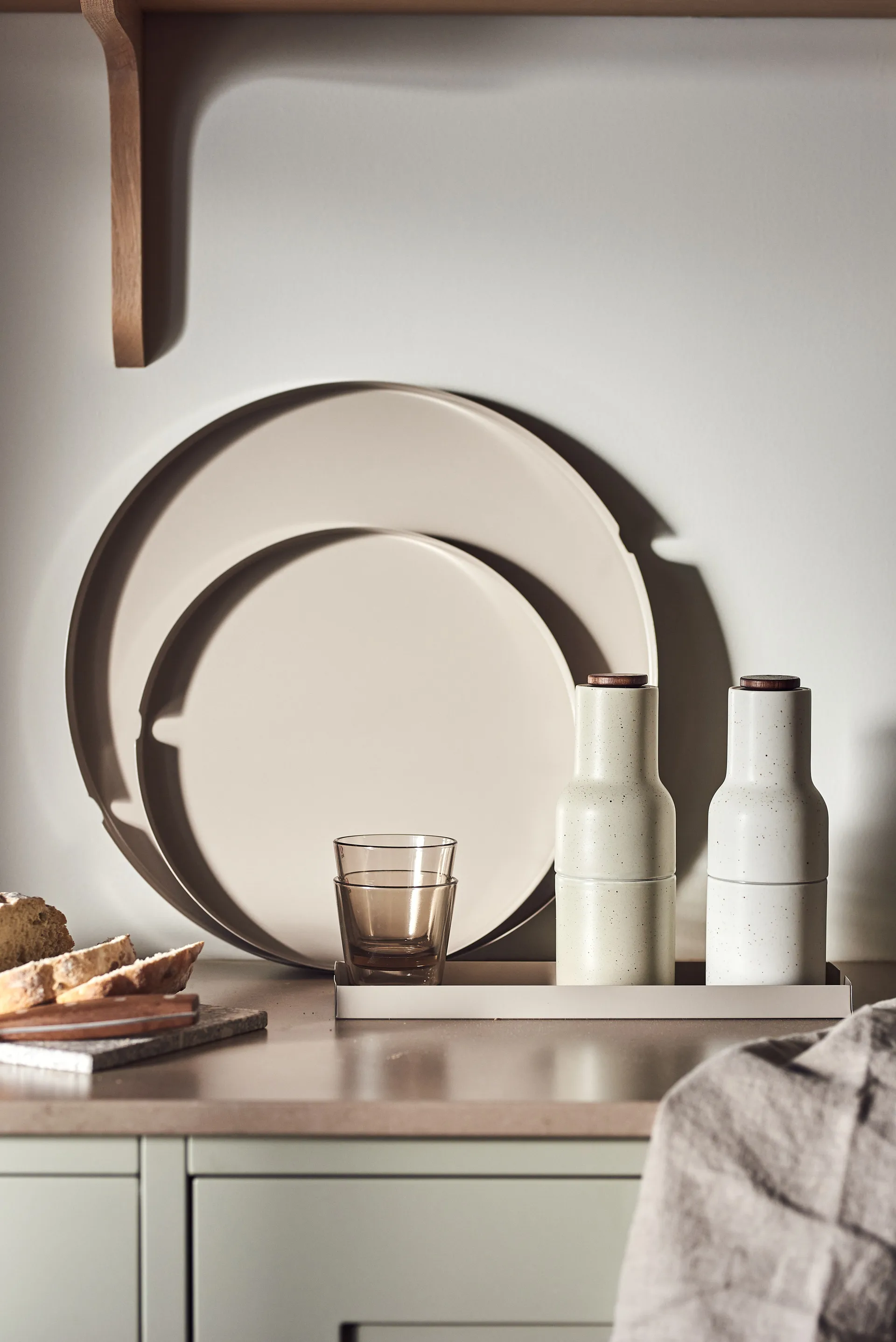 Edgy tarjotin Ø 30 cm, Greige Scandi Living