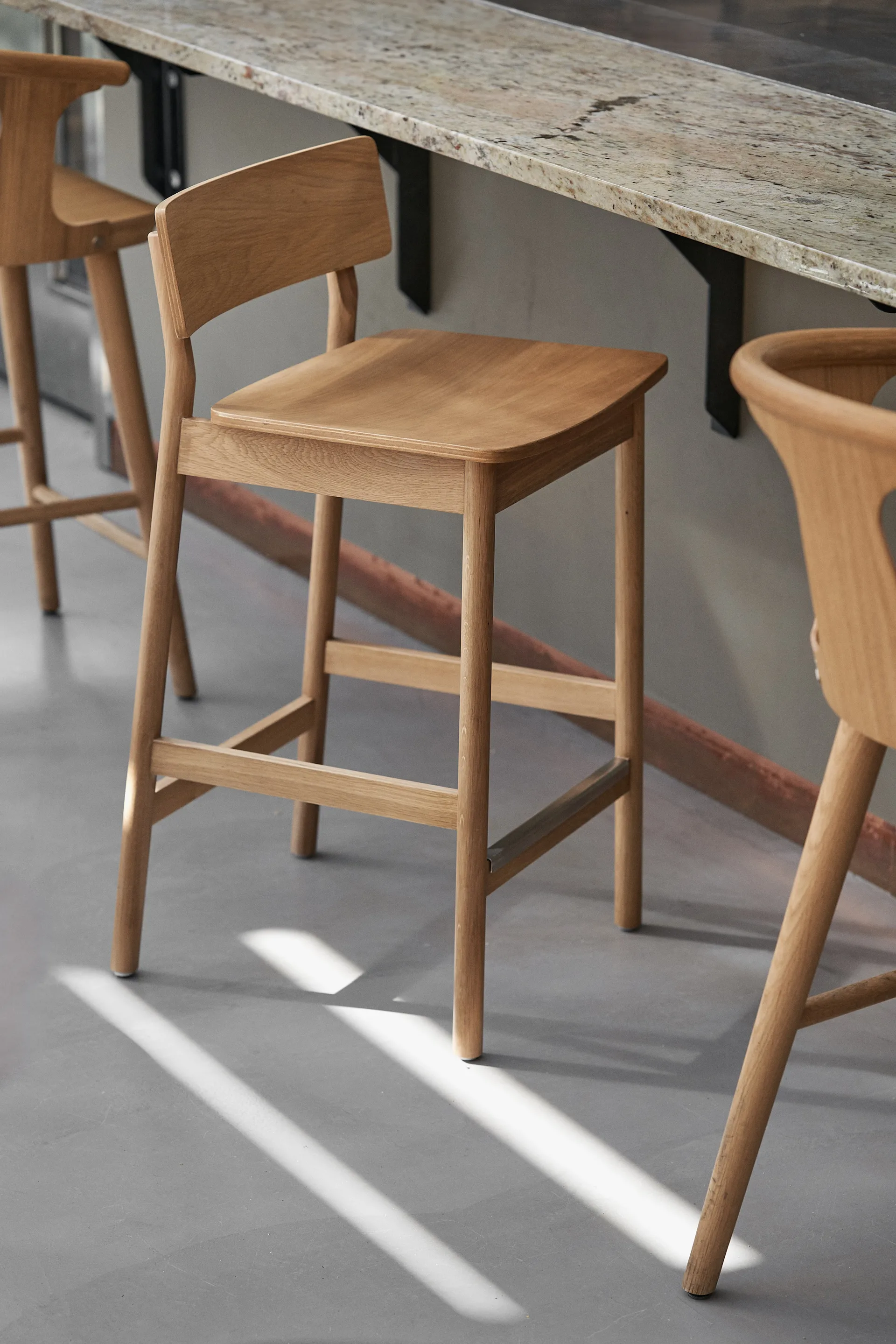 Horizon baarijakkara 67 cm, Laqurered oak Scandi Living