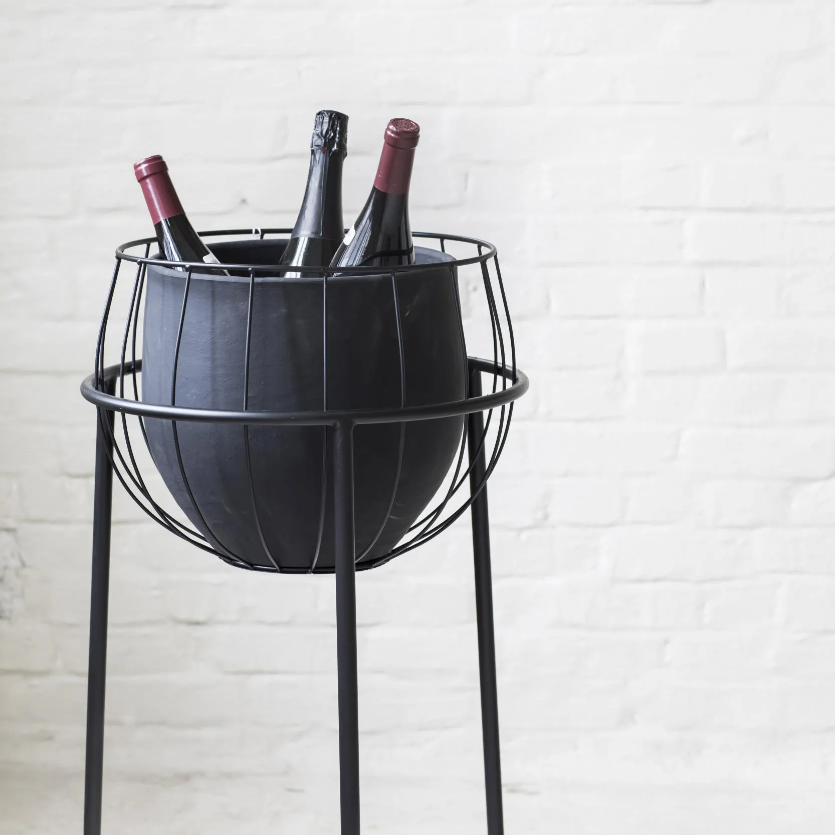 Serax ruukku jalustalla, Black Serax