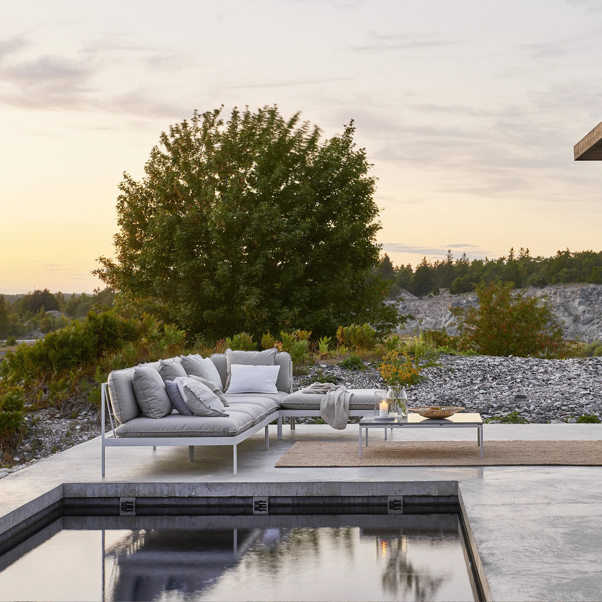 Bönan moduulisohva, Sunbrella Ashe light grey, 2-istuttava, tummanharmaa alumiinirunko Skargaarden