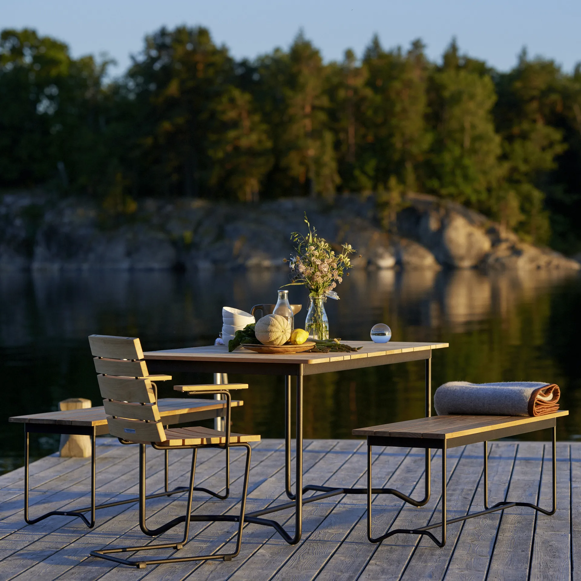 Grinda pöytä, Tiikki, small, musta teline Skargaarden