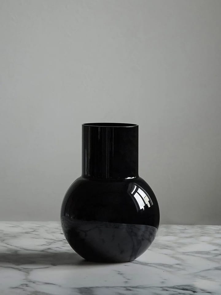 Pallo maljakko - Musta 20 cm - Skrufs Glasbruk