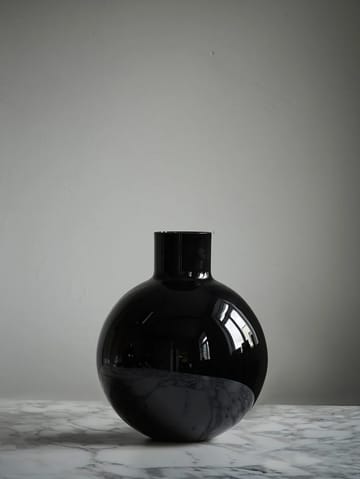 Pallo maljakko - Musta 31 cm - Skrufs Glasbruk