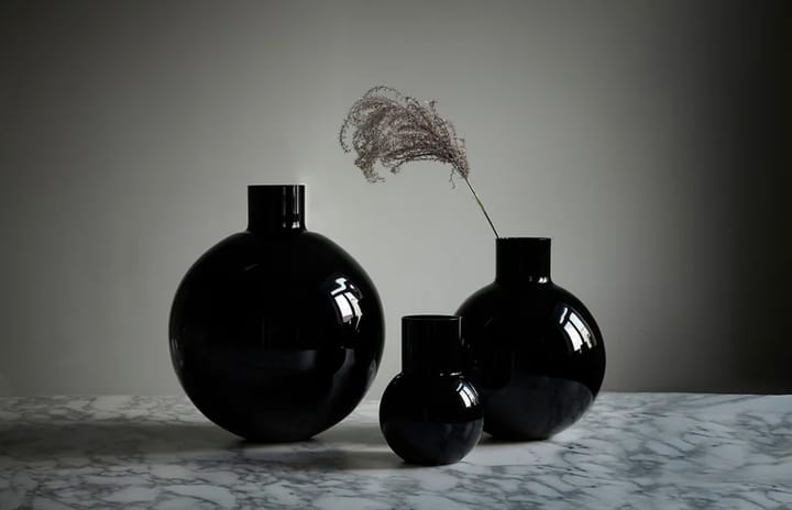 Pallo maljakko - Musta 31 cm - Skrufs Glasbruk