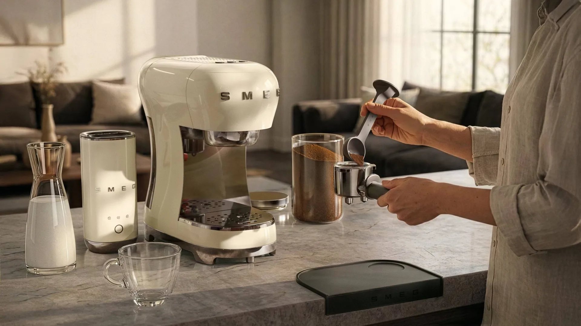 Smeg 50's Style espressokone maidonvaahdottimella, kerma Smeg