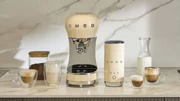 Smeg 50's Style espressokone maidonvaahdottimella - kerma - Smeg