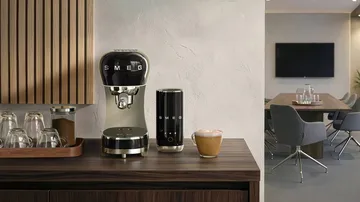 Smeg 50's Style espressokone maidonvaahdottimella - Musta - Smeg