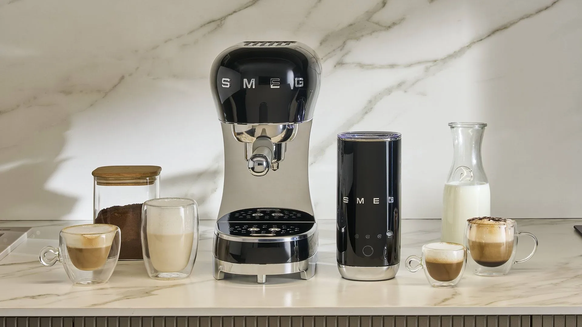 Smeg 50's Style espressokone maidonvaahdottimella, Musta Smeg