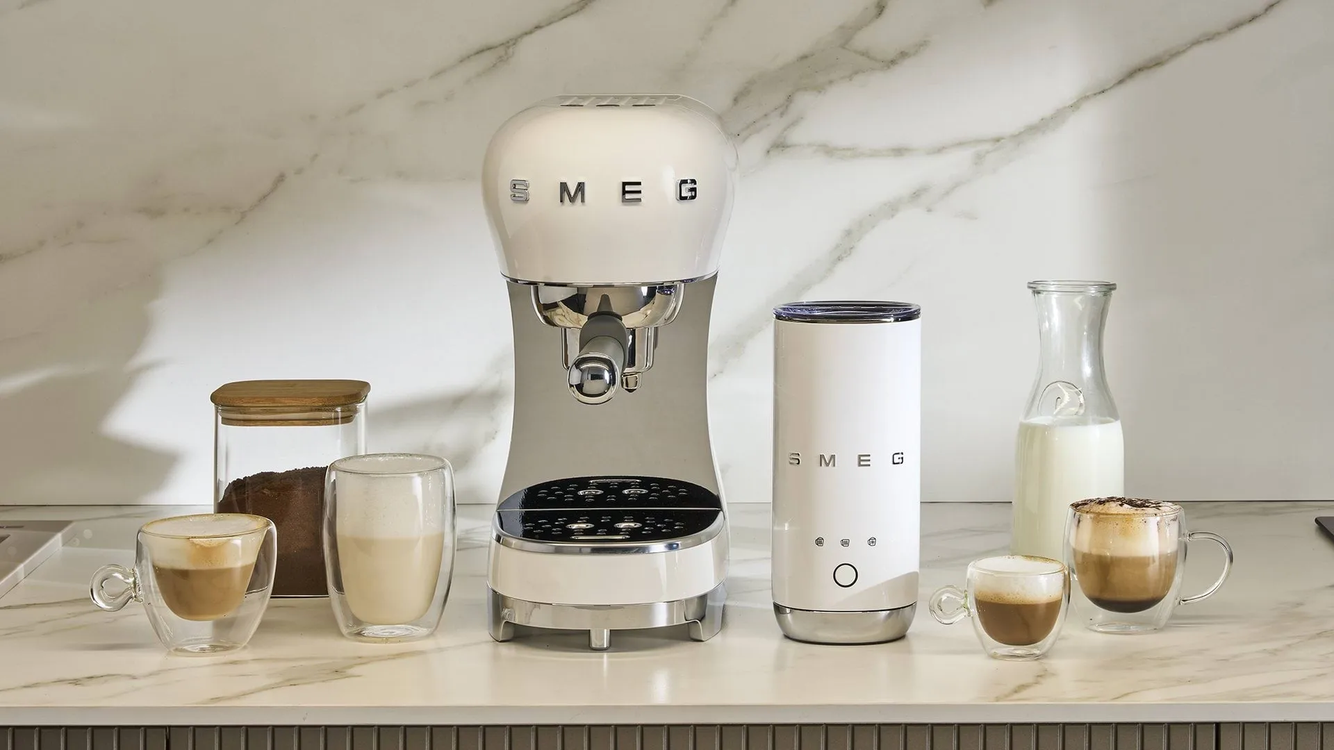 Smeg 50's Style espressokone maidonvaahdottimella, Valkoinen Smeg