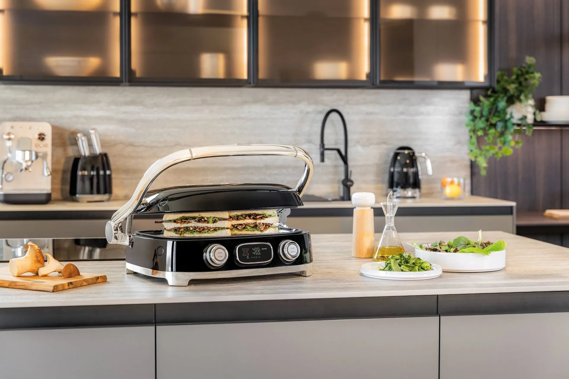 Smeg 50's Style monitoimigrilli, Musta korkeakiiltoinen Smeg