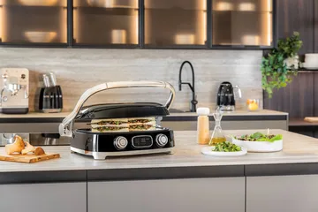 Smeg 50's Style monitoimigrilli - Musta korkeakiiltoinen - Smeg