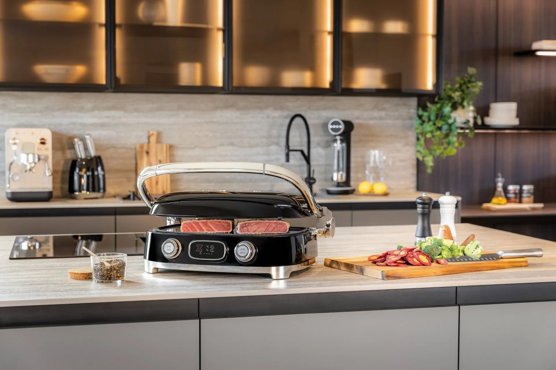 Smeg 50's Style monitoimigrilli, Musta korkeakiiltoinen Smeg