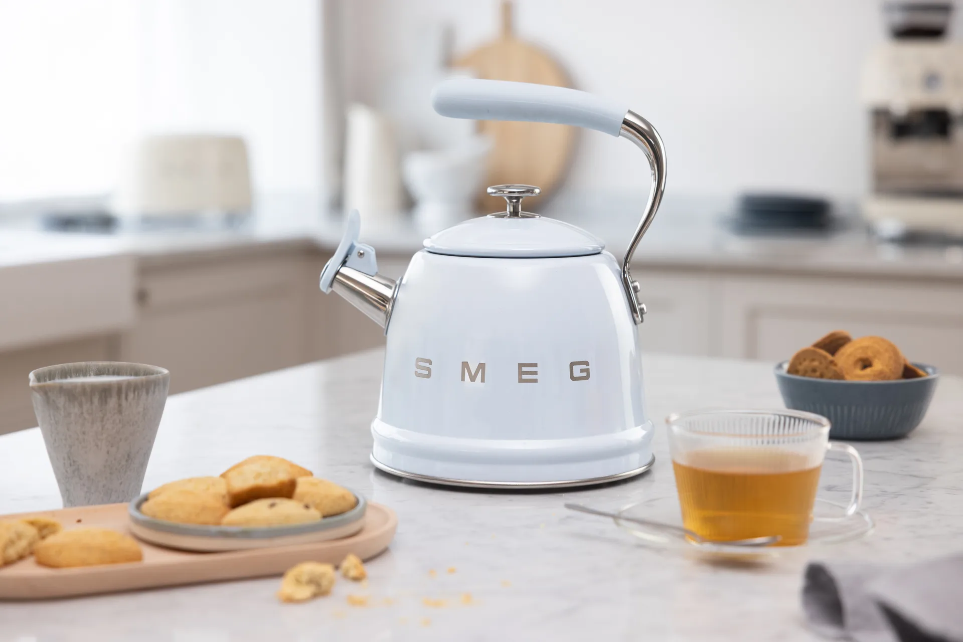 Smeg 50's Style vedenkeitin, jossa kuulutusääni, Pastell sininen Smeg