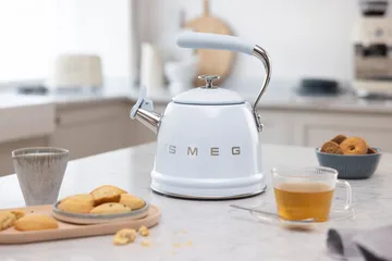 Smeg 50's Style vedenkeitin, jossa kuulutusääni - Pastell sininen - Smeg