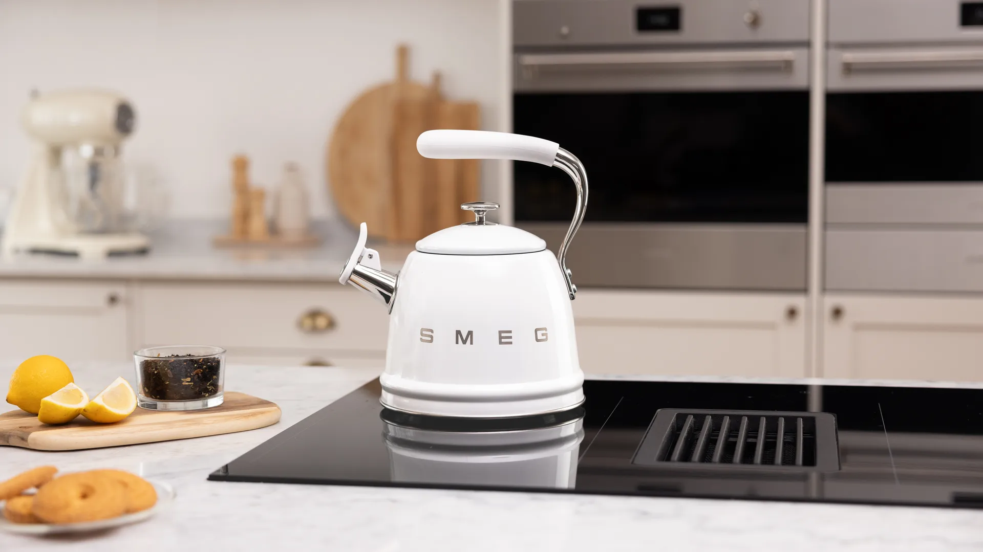 Smeg 50's Style vedenkeitin, jossa kuulutusääni, Valkoinen Smeg