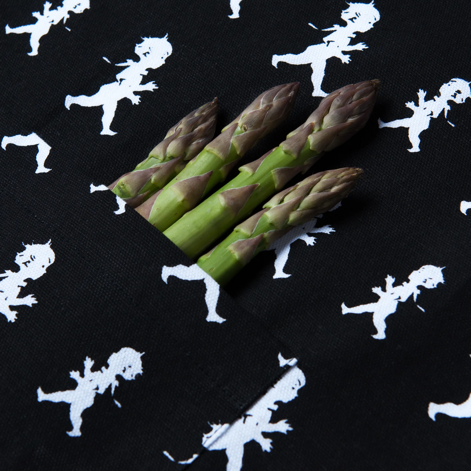 Solstickan esiliina aikuiset, Musta Solstickan Design