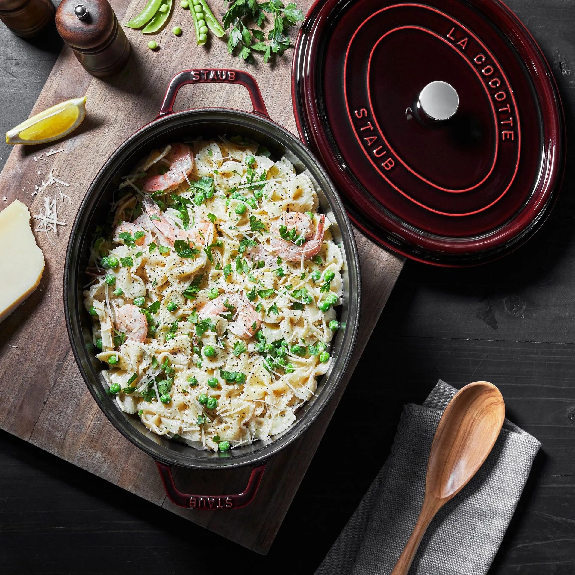 Staub La Cocotte ovaali pata valurauta 4,2 L., Grenadiininpunainen STAUB