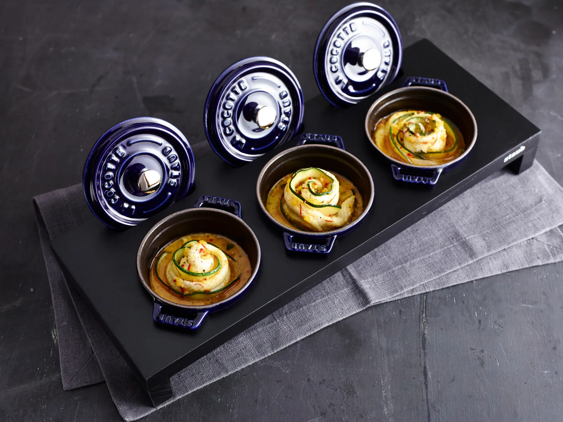 Staub tarjoiluteline 3 minikattilalle, Musta STAUB