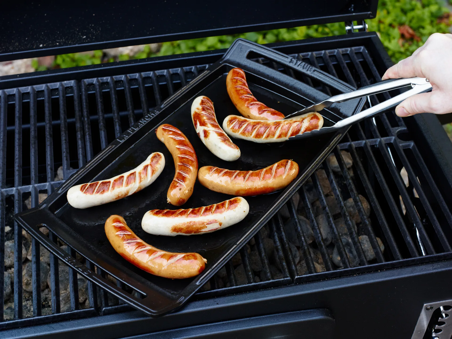 Staub Teppanyaki paistolevy kahvalla 38x25 cm, Musta STAUB