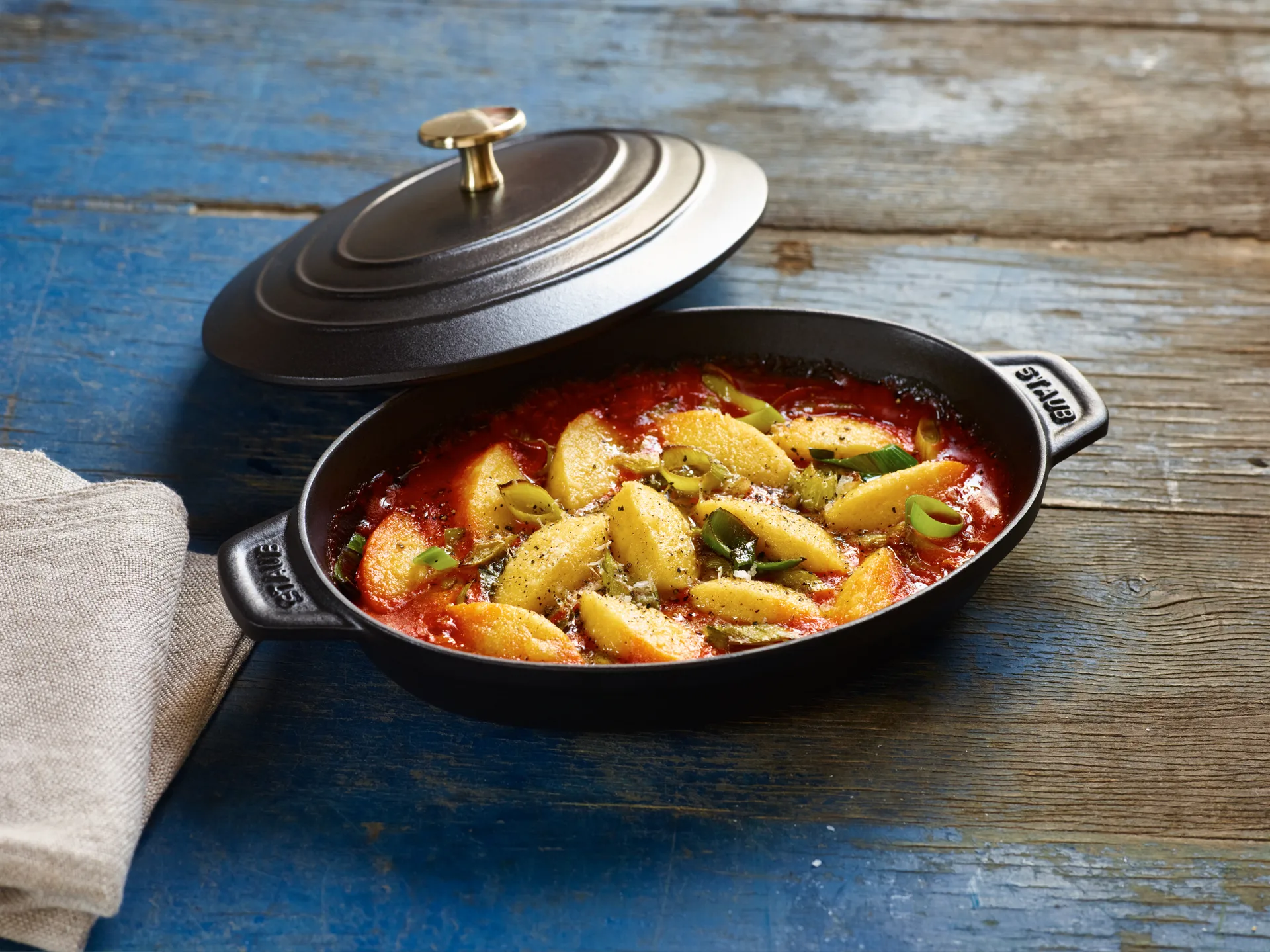 Staub valurautapata kannella ovaali 23 cm., Musta STAUB