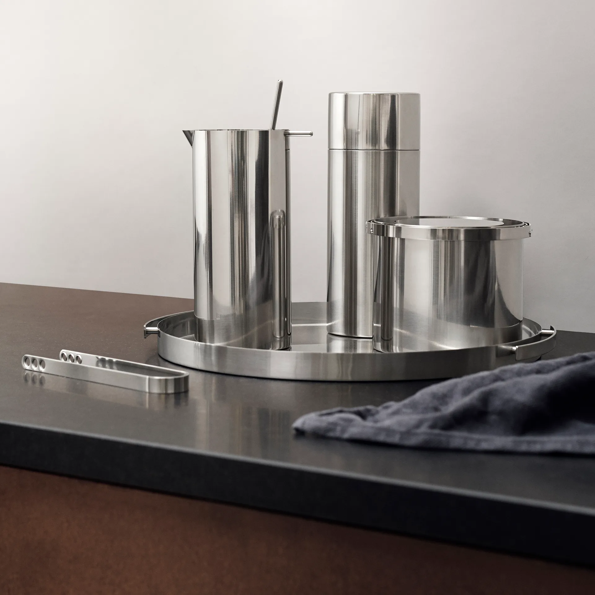 AJ cylinda-line -cocktailkannu 1 l, Ruostumaton Stelton