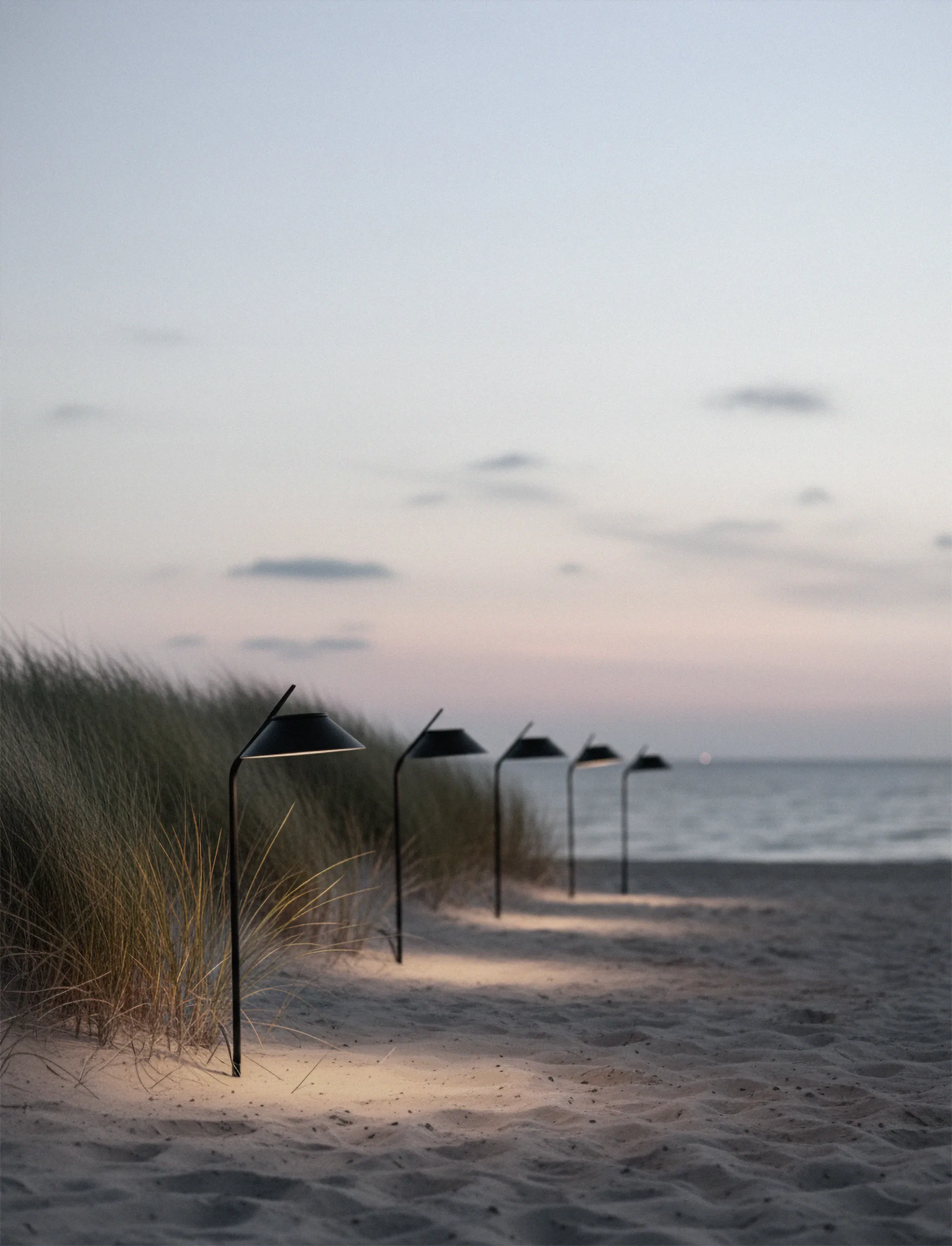 Kulma aurinkokennolamppu pollari jalustalla, Musta Stelton